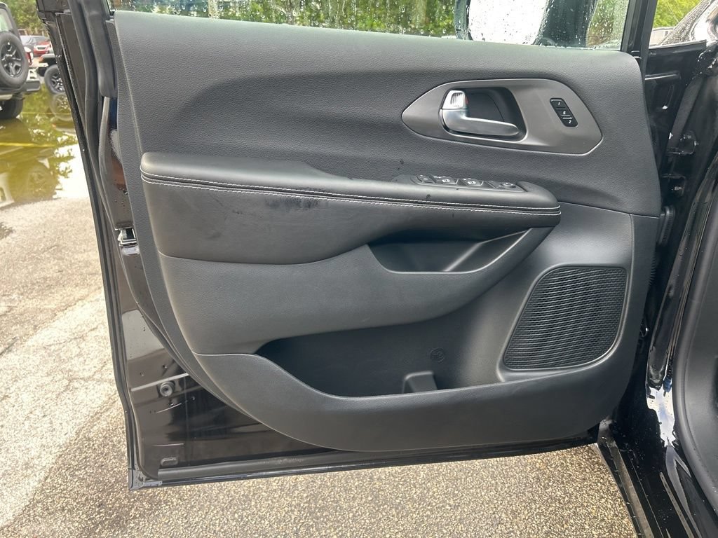 New 2026 Chrysler Pacifica Select FWD image 36