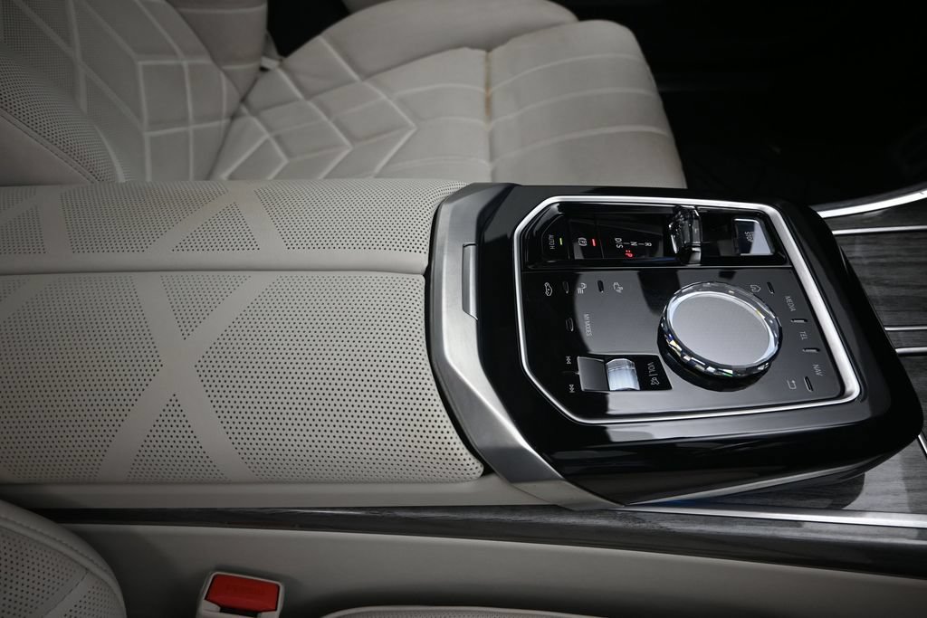Certified 2024 BMW 740i w/ Executive Package RWD image 27
