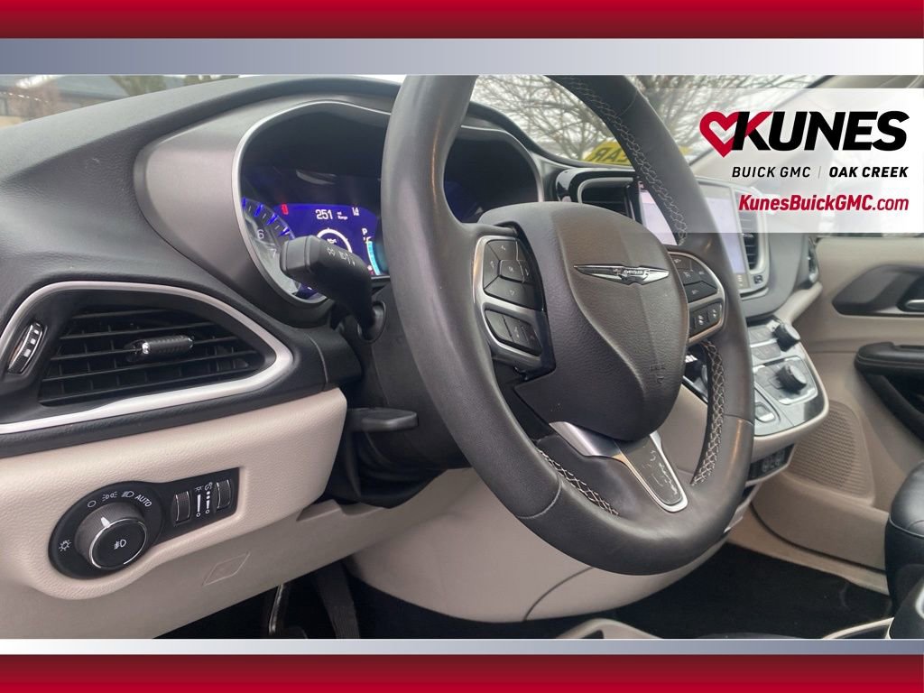 Used 2024 Chrysler Pacifica Touring-L FWD image 11