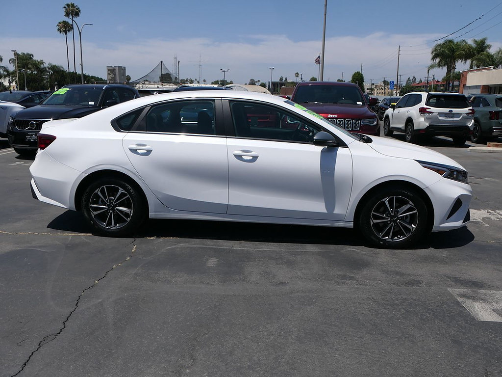 Used 2023 Kia Forte LXS w/ LXS Technology Package FWD image 2