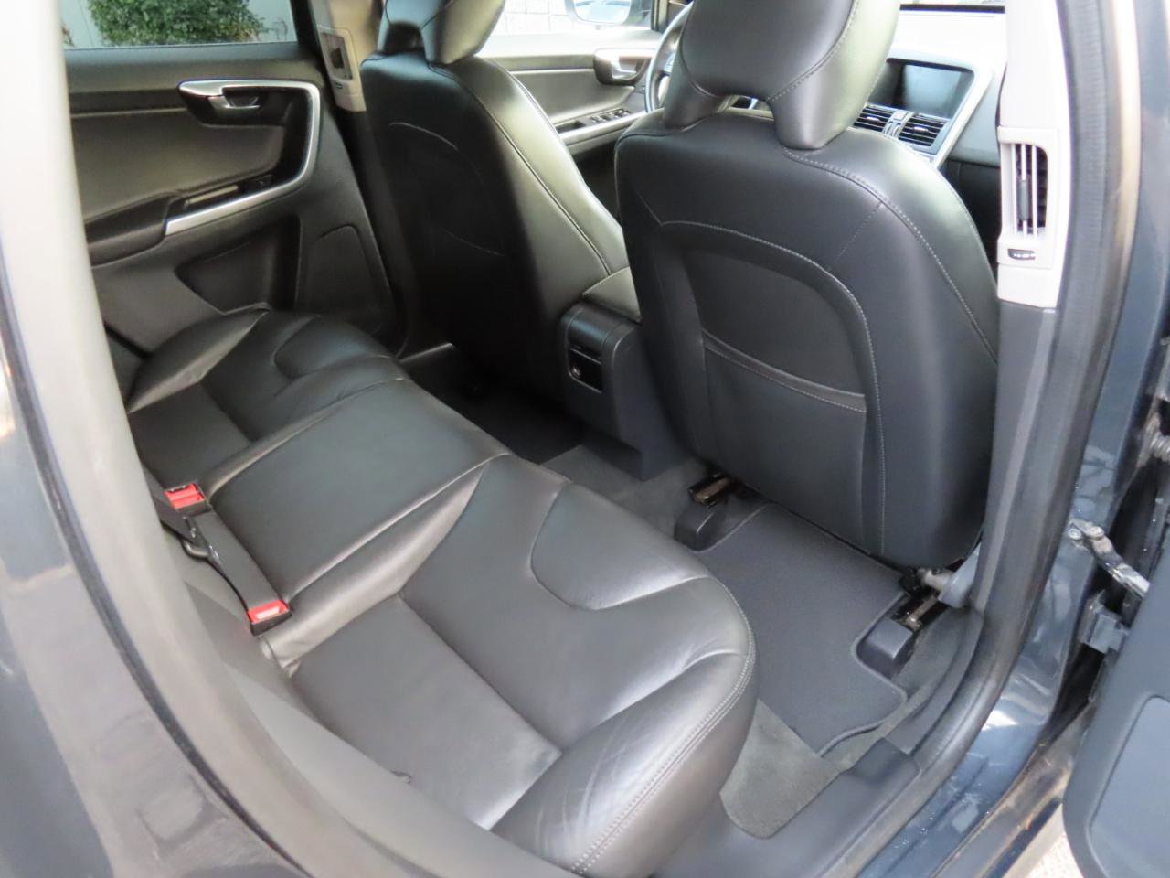 Used 2016 Volvo XC60 T6 w/ Protection Package image 19