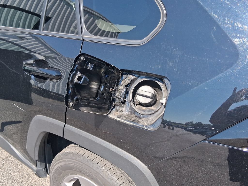 Used 2025 Toyota RAV4 XLE AWD/4WD image 9