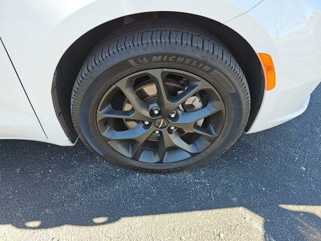 Used 2021 Chrysler Pacifica Limited w/ Uconnect Theater Family Group image 10