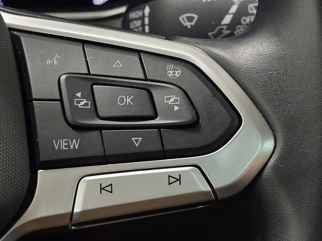 Used 2025 Volkswagen Taos SE image 29