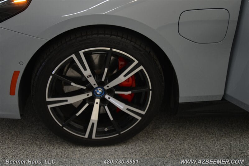 Used 2025 BMW 550e xDrive w/ Premium Package AWD/4WD image 50