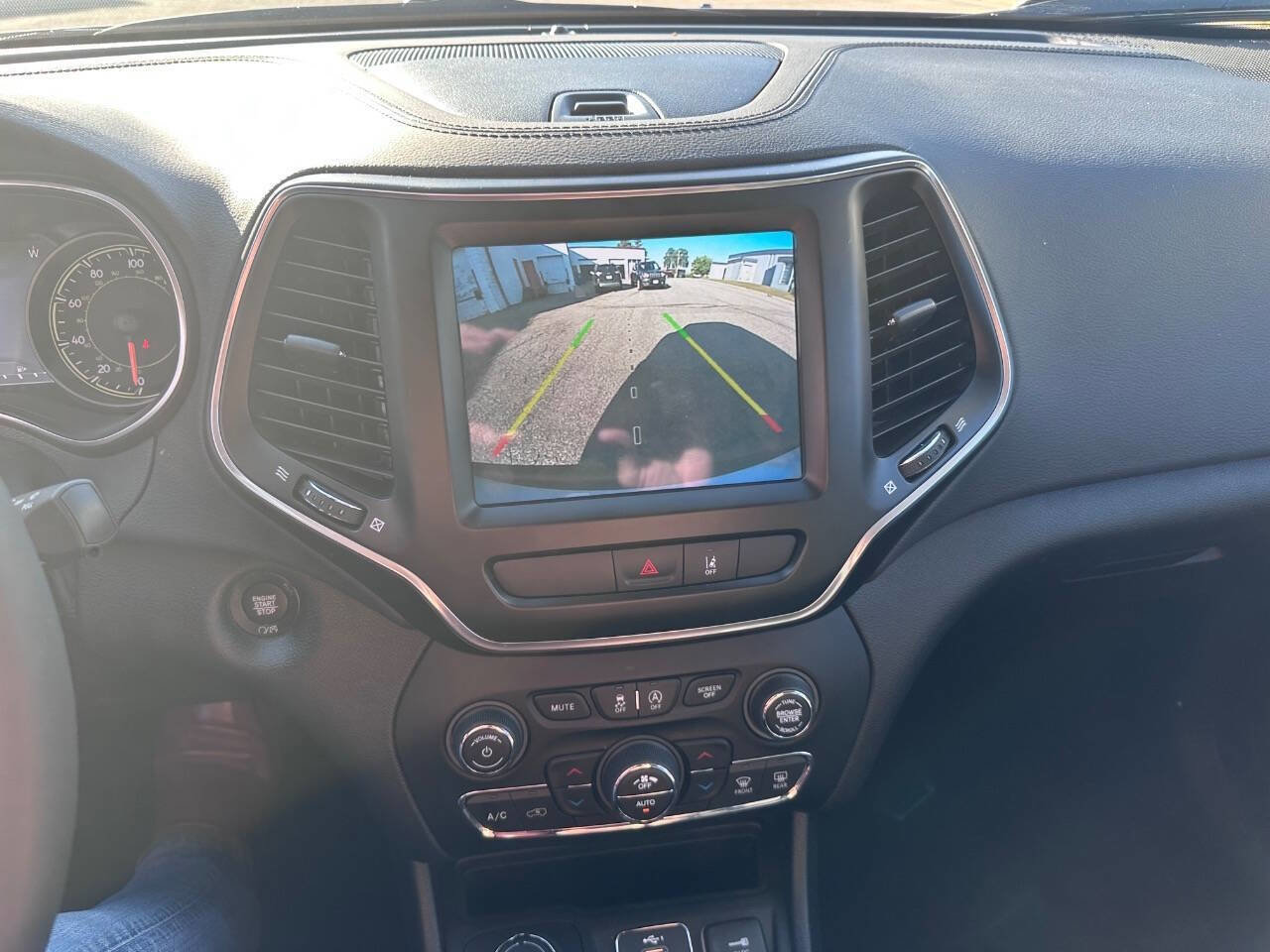 Used 2022 Jeep Cherokee Latitude Lux image 10