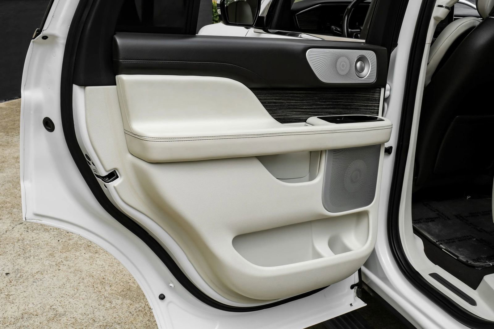 Used 2020 Lincoln Navigator Black Label w/ Cargo Convenience Package AWD/4WD image 48