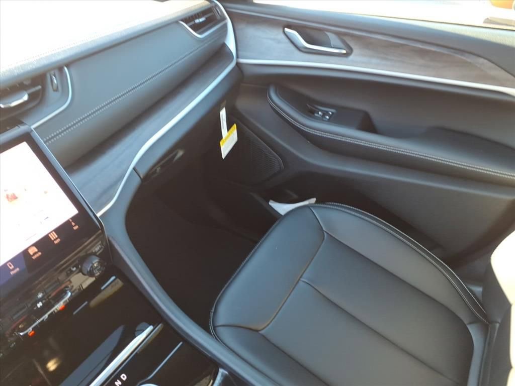 New 2025 Jeep Grand Cherokee L Limited image 32