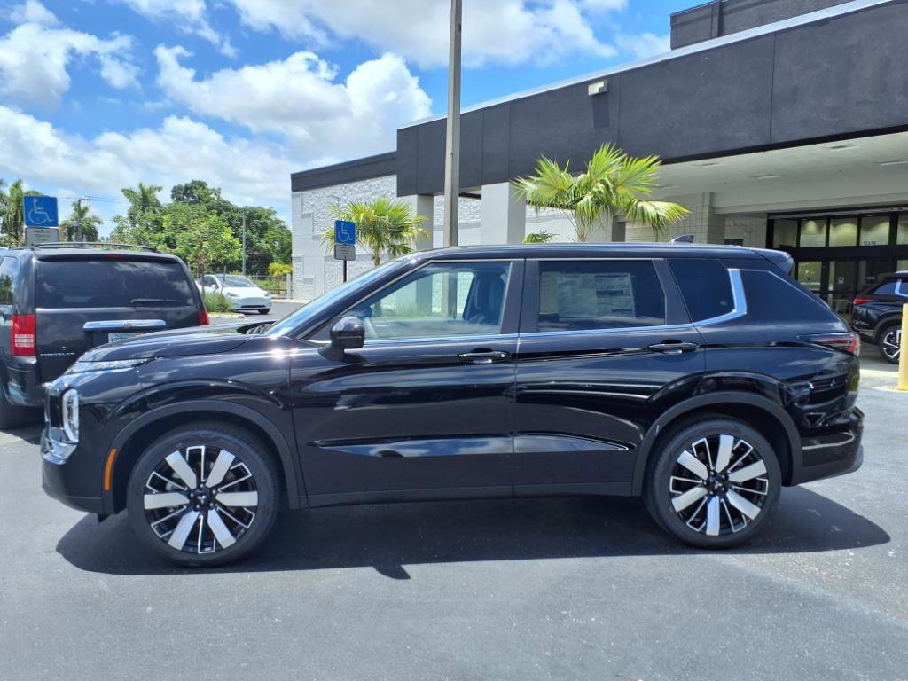 New 2025 Mitsubishi Outlander SE image 2