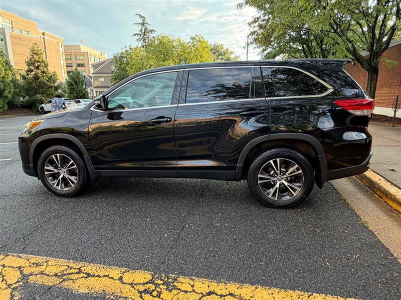 Used 2019 Toyota Highlander LE AWD/4WD image 12