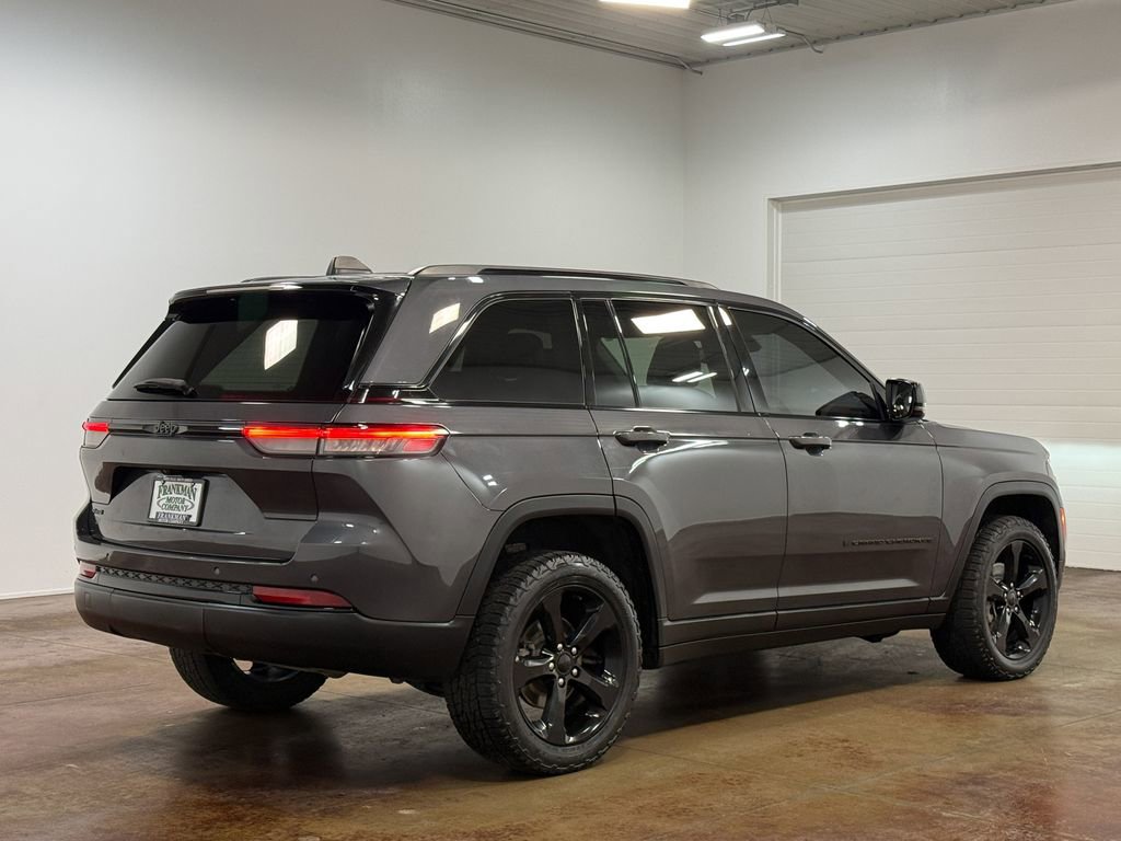 Used 2022 Jeep Grand Cherokee Altitude AWD/4WD image 24