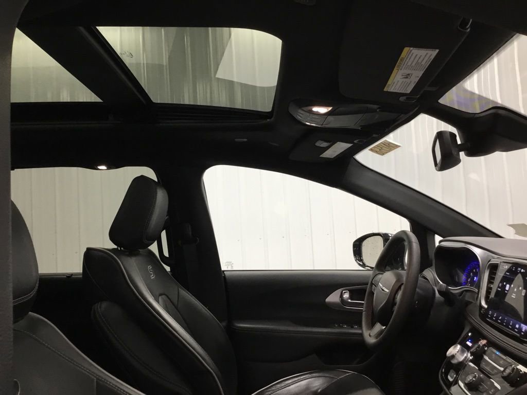 Used 2025 Chrysler Pacifica Limited image 44