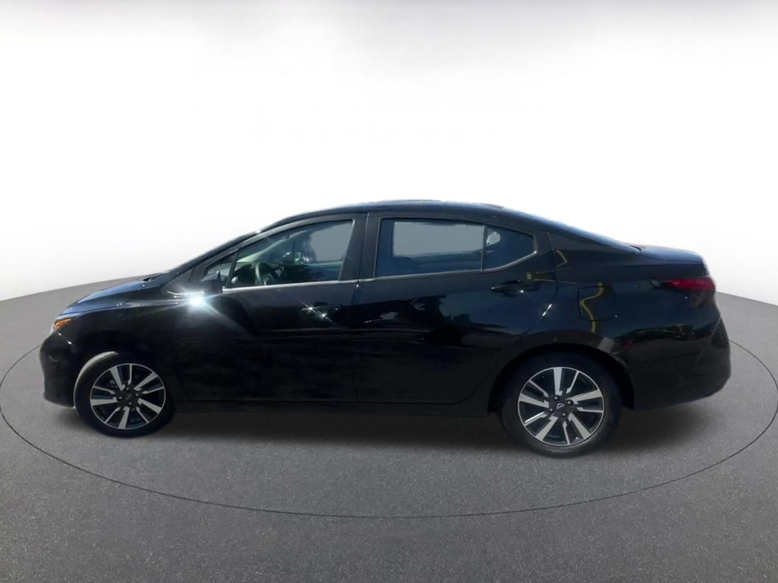 Used 2025 Nissan Versa SV image 9