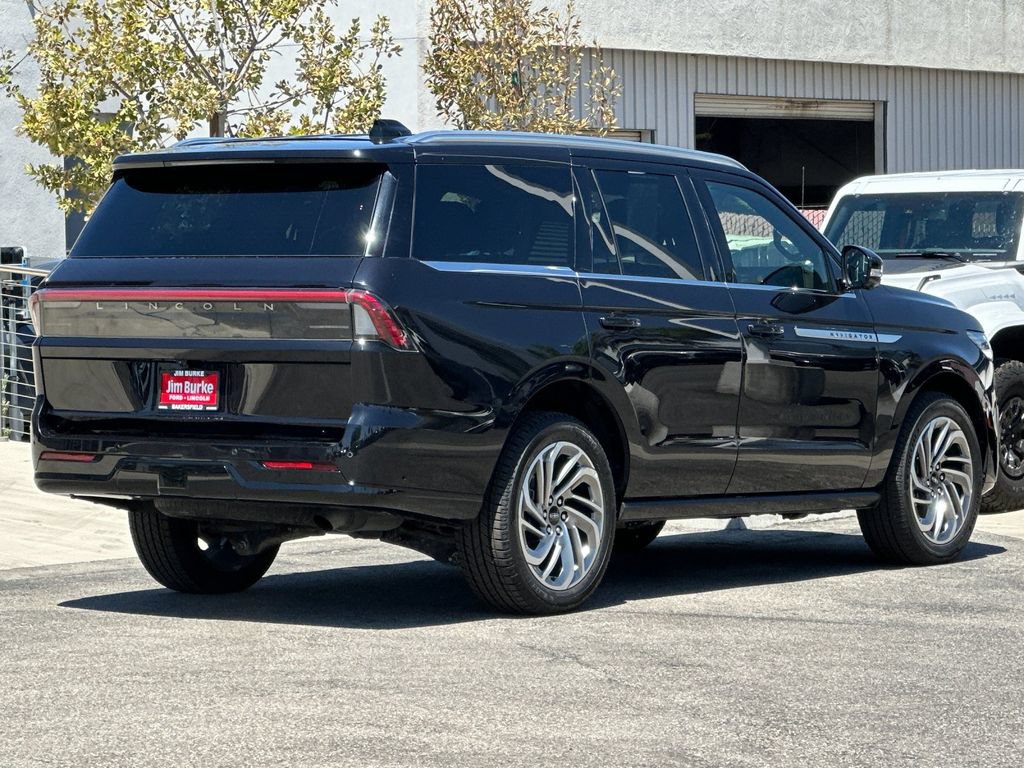 Certified 2025 Lincoln Navigator Reserve AWD/4WD image 3