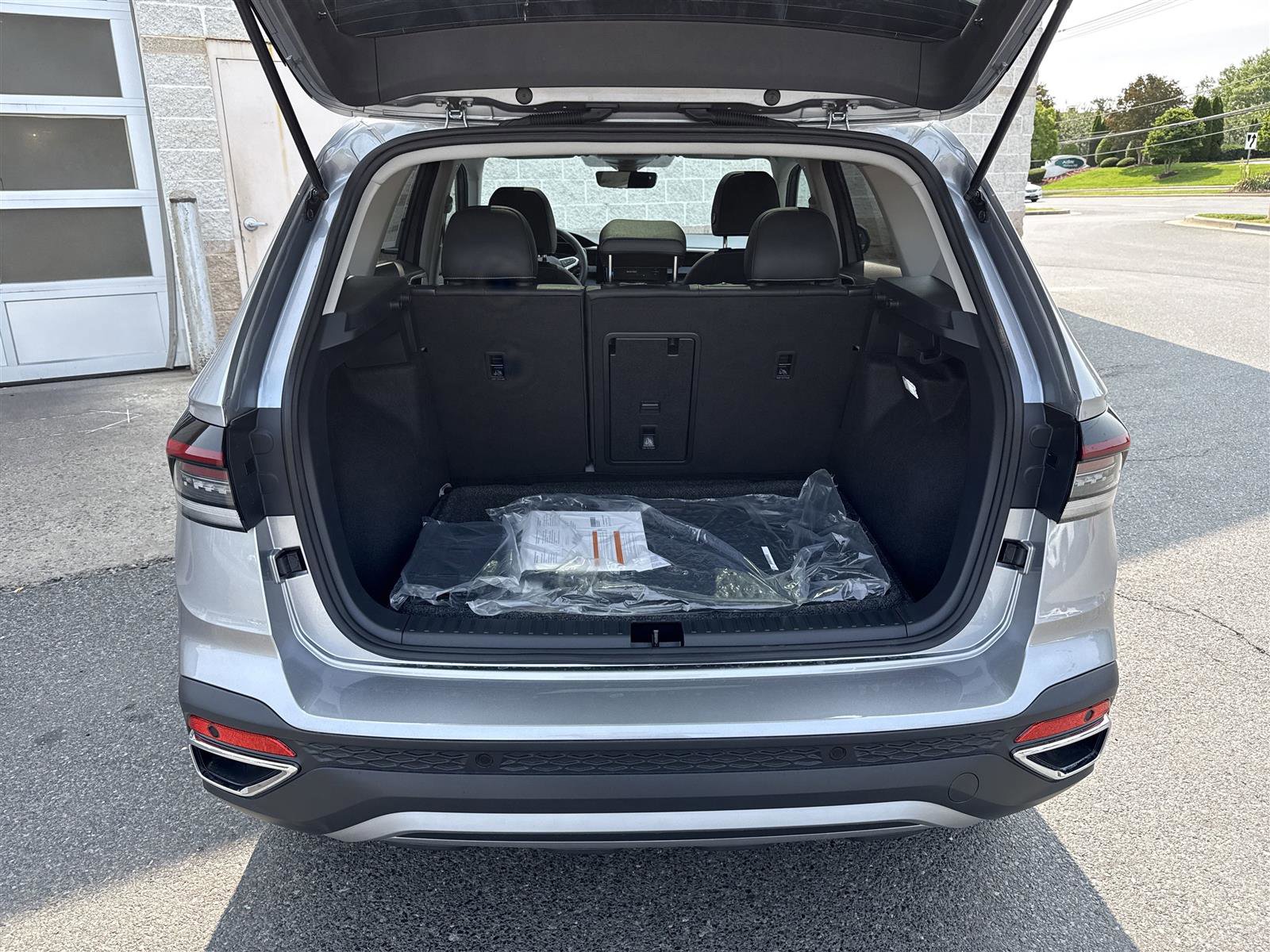 New 2025 Volkswagen Taos SEL image 5