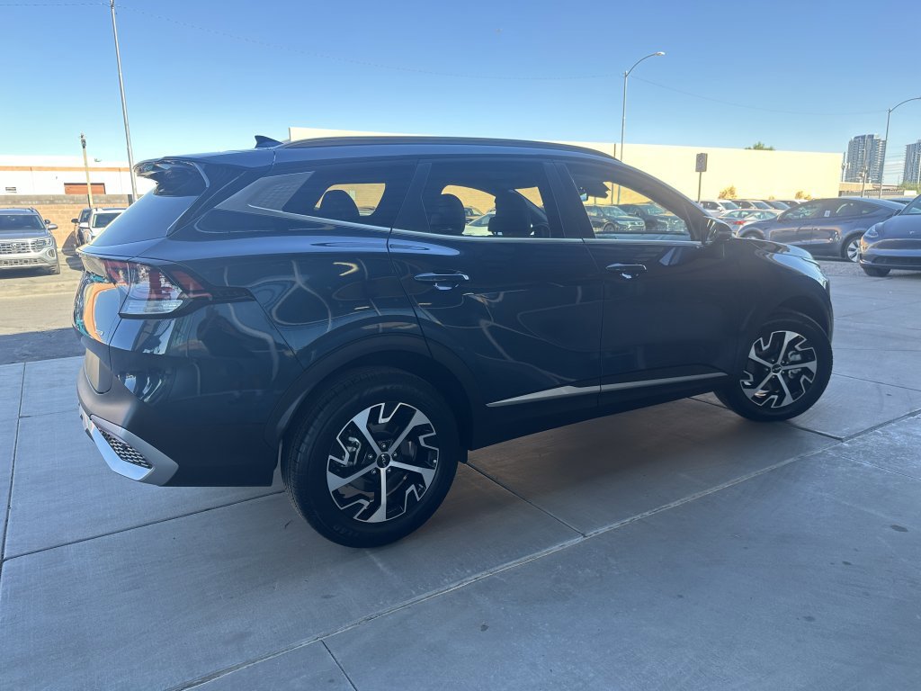 Used 2025 Kia Sportage EX image 3