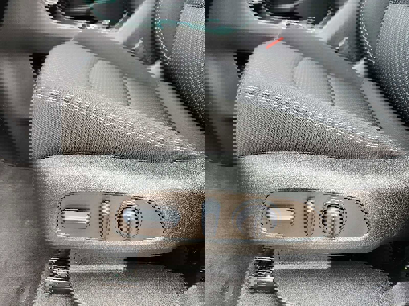 Used 2024 GMC Terrain SLE w/ Driver Convenience Package image 8