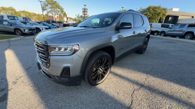 Used 2023 GMC Acadia SLE w/ Driver Convenience Package image 4