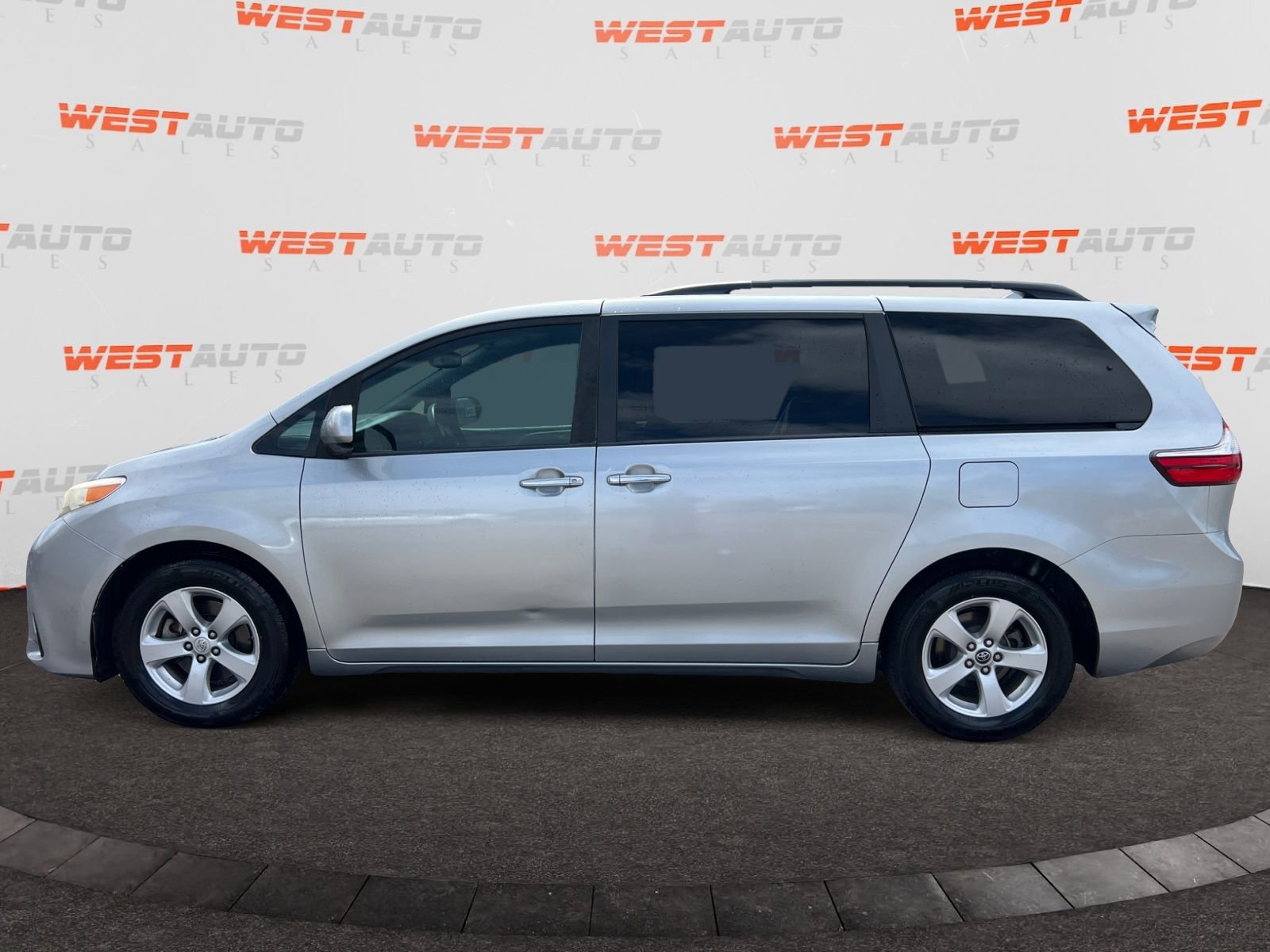 Used 2019 Toyota Sienna LE w/ LE Preferred Package FWD image 2