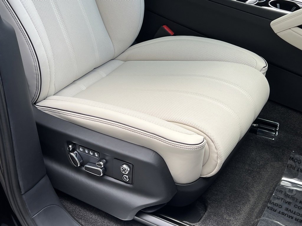 Used 2025 Bentley Bentayga image 49