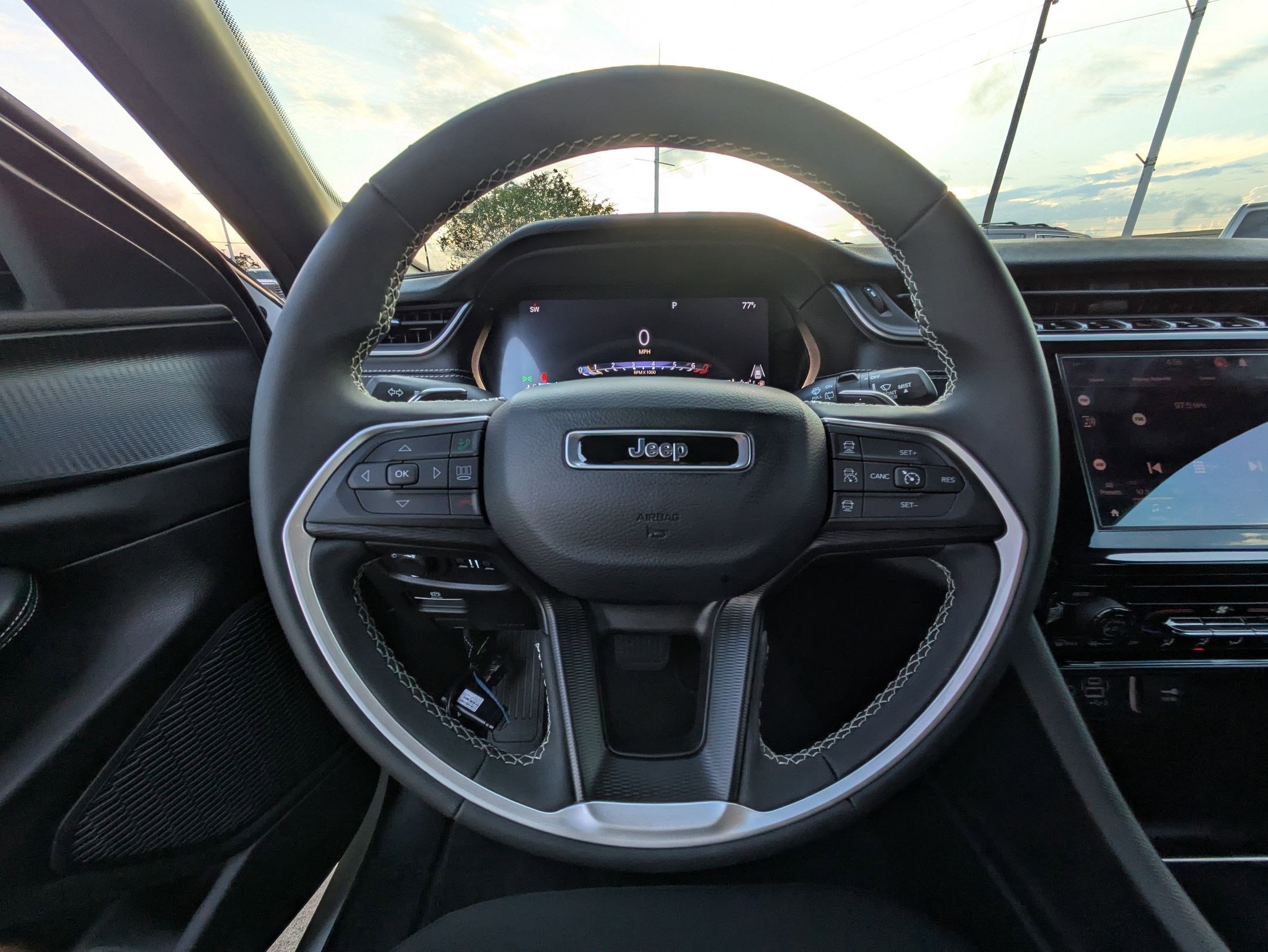 Used 2025 Jeep Grand Cherokee L Laredo image 17