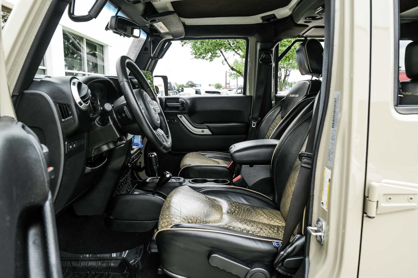 Used 2017 Jeep Wrangler Unlimited Rubicon w/ Connectivity Group AWD/4WD image 4
