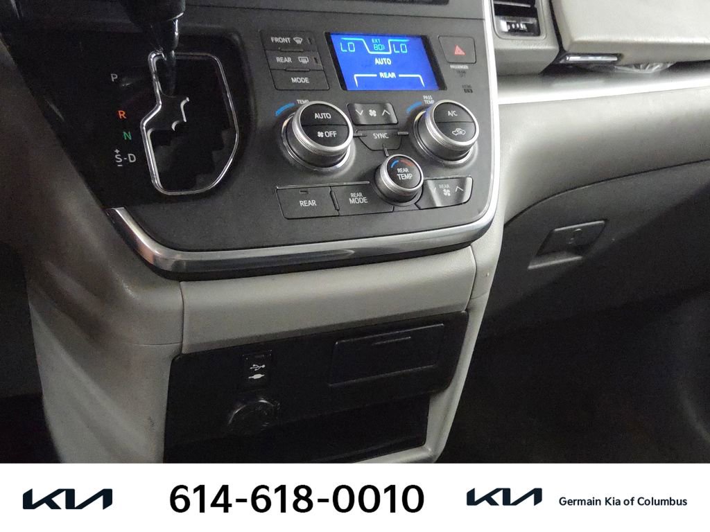 Used 2015 Toyota Sienna LE FWD image 25