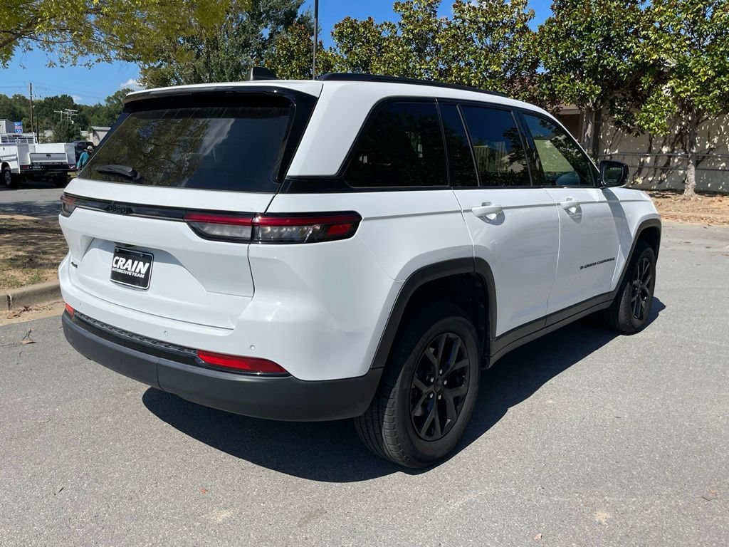 Used 2025 Jeep Grand Cherokee Altitude AWD/4WD image 8