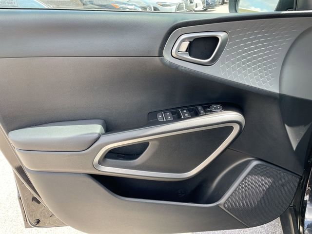 Used 2025 Kia Soul LX w/ LX Technology Package FWD image 10
