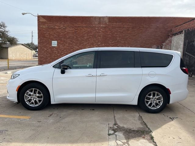 Used 2024 Chrysler Pacifica Touring-L image 3