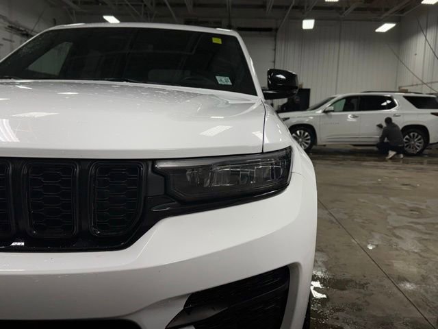 Used 2022 Jeep Grand Cherokee Altitude image 3