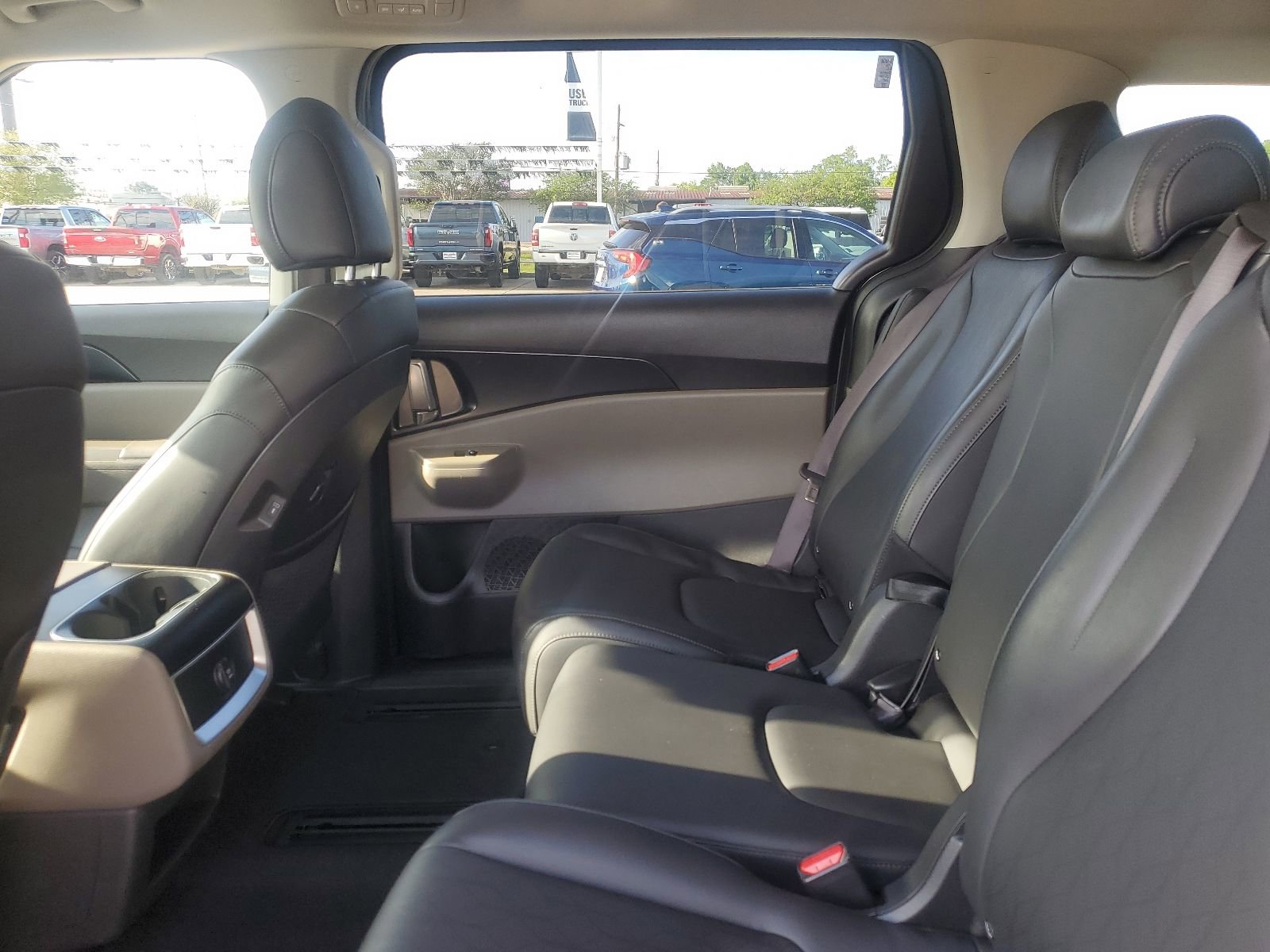 Used 2025 Kia Carnival FWD image 12