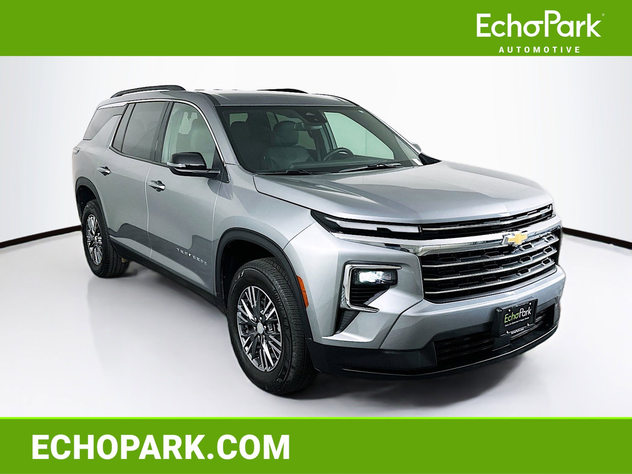 Used 2025 Chevrolet Traverse LT image 1