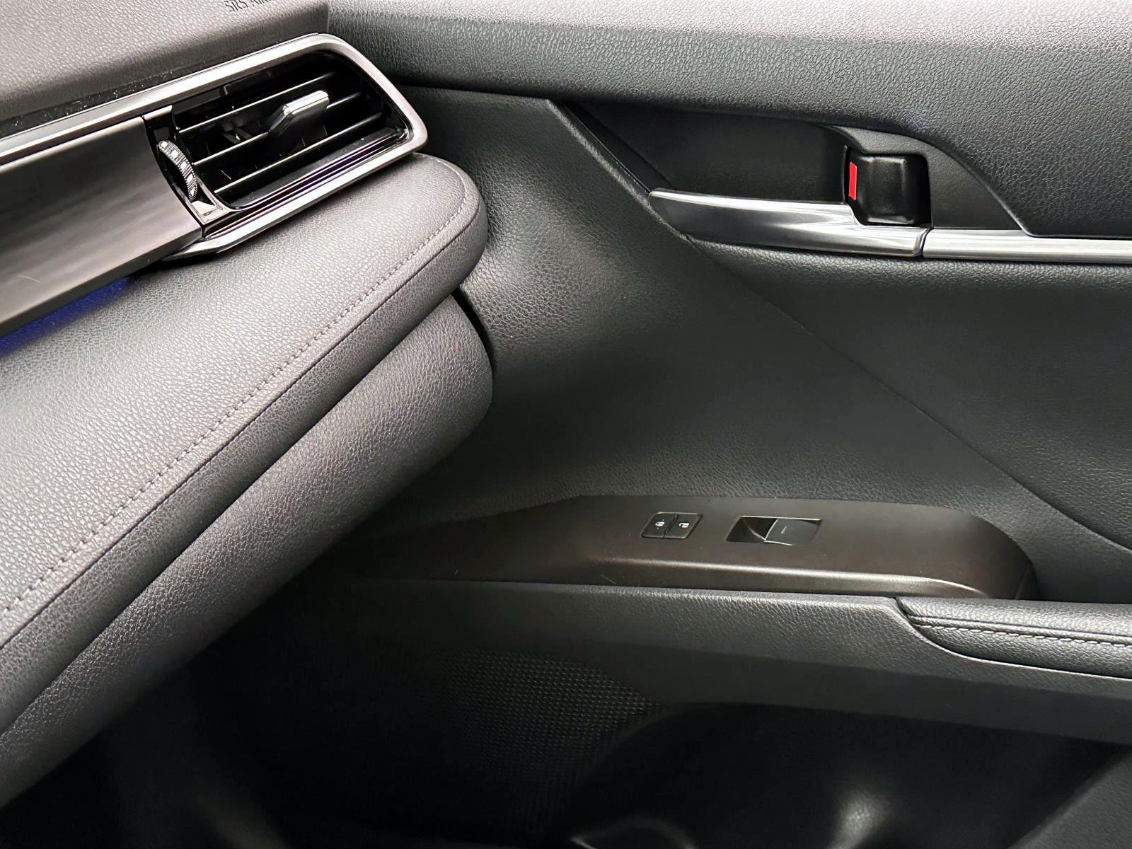 Used 2022 Toyota Camry XLE w/ Navigation Upgrade Package image 25