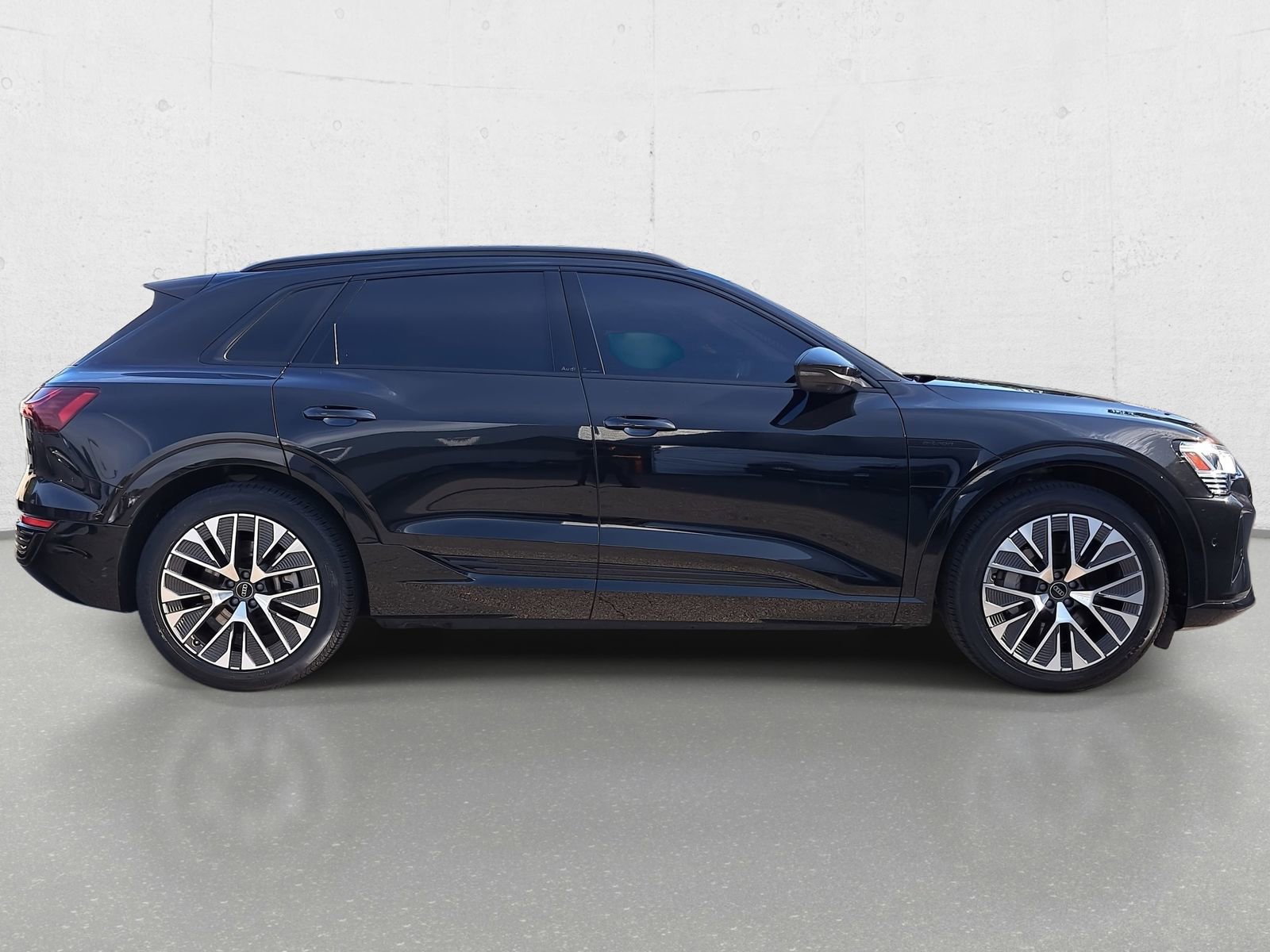 Used 2024 Audi Q8 e-tron Premium Plus w/ Premium Plus Package image 4