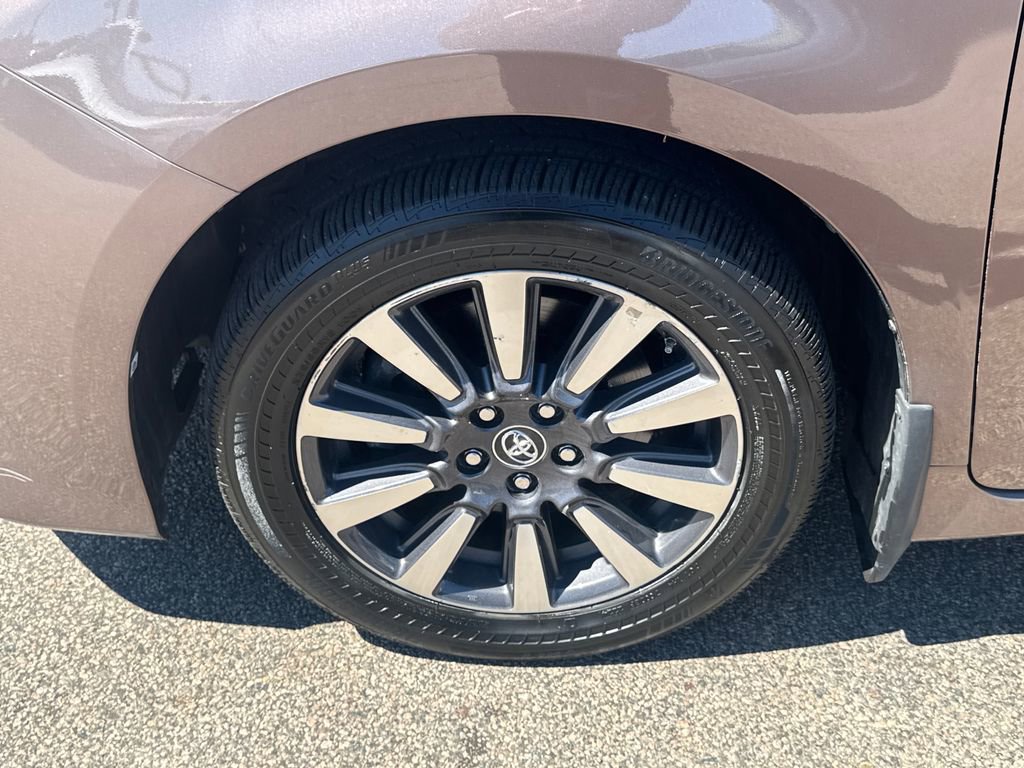 Used 2020 Toyota Sienna XLE w/ XLE Navigation Package AWD/4WD image 44