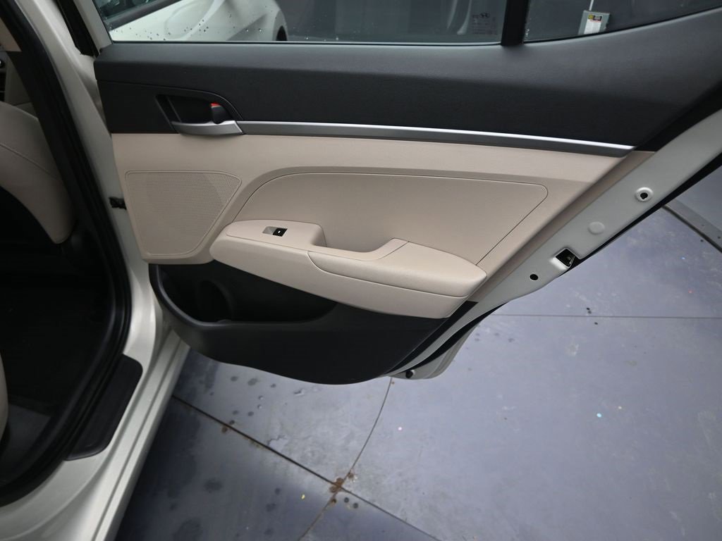 Used 2017 Hyundai Elantra SE w/ Cargo Package image 28