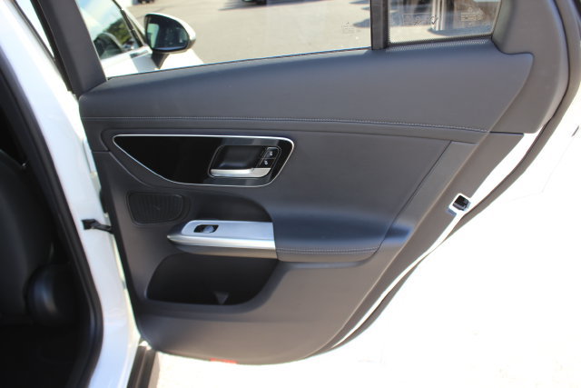 Used 2025 Mercedes-Benz GLC 300 4MATIC image 31