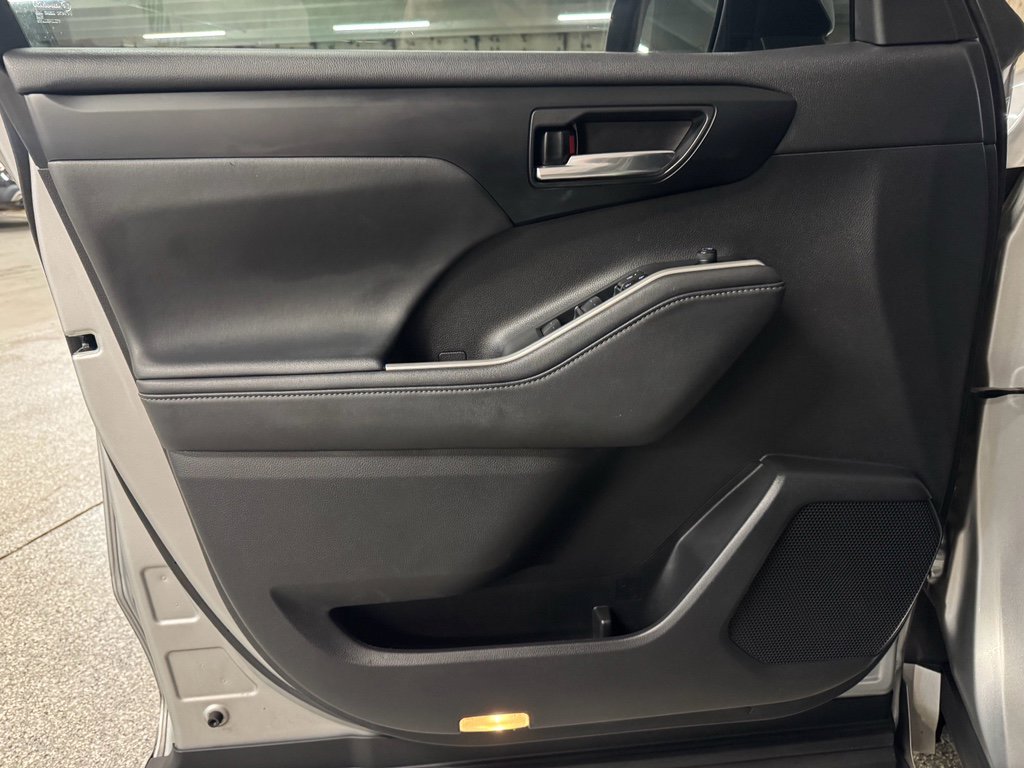 Used 2022 Toyota Highlander XLE image 16