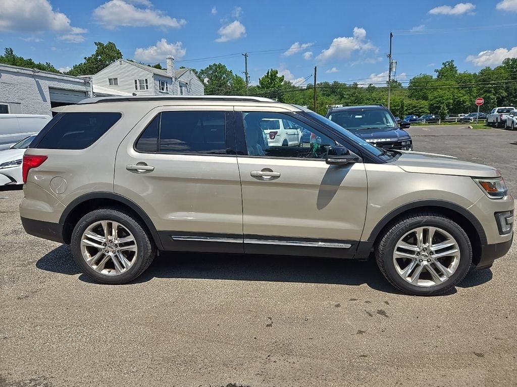 Used 2017 Ford Explorer XLT w/ Equipment Group 202A AWD/4WD image 8