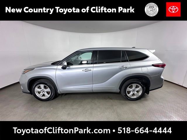 Used 2022 Toyota Highlander LE AWD/4WD image 6