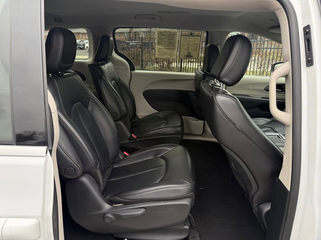 Used 2023 Chrysler Pacifica Touring-L image 16