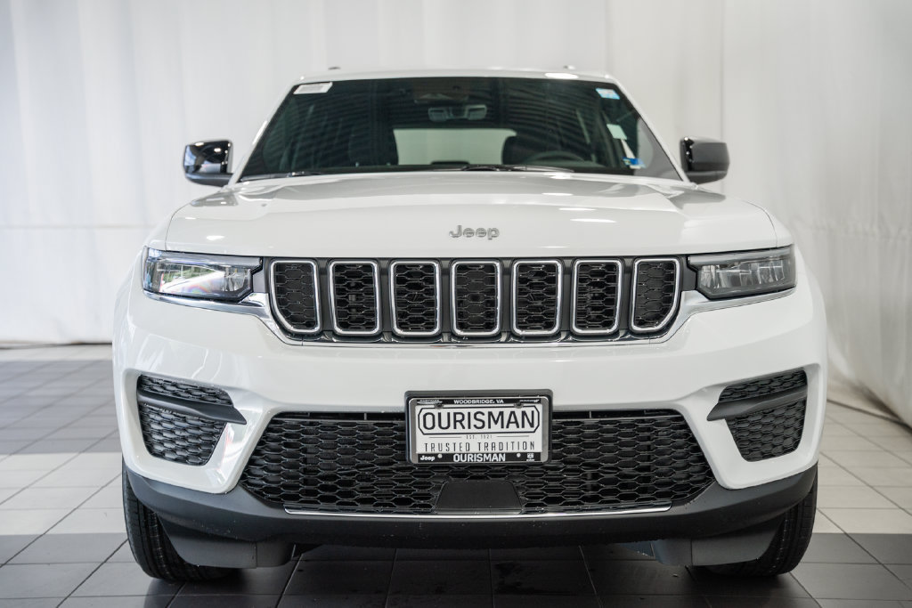 New 2026 Jeep Grand Cherokee Laredo w/ Trailer Tow Package AWD/4WD image 2