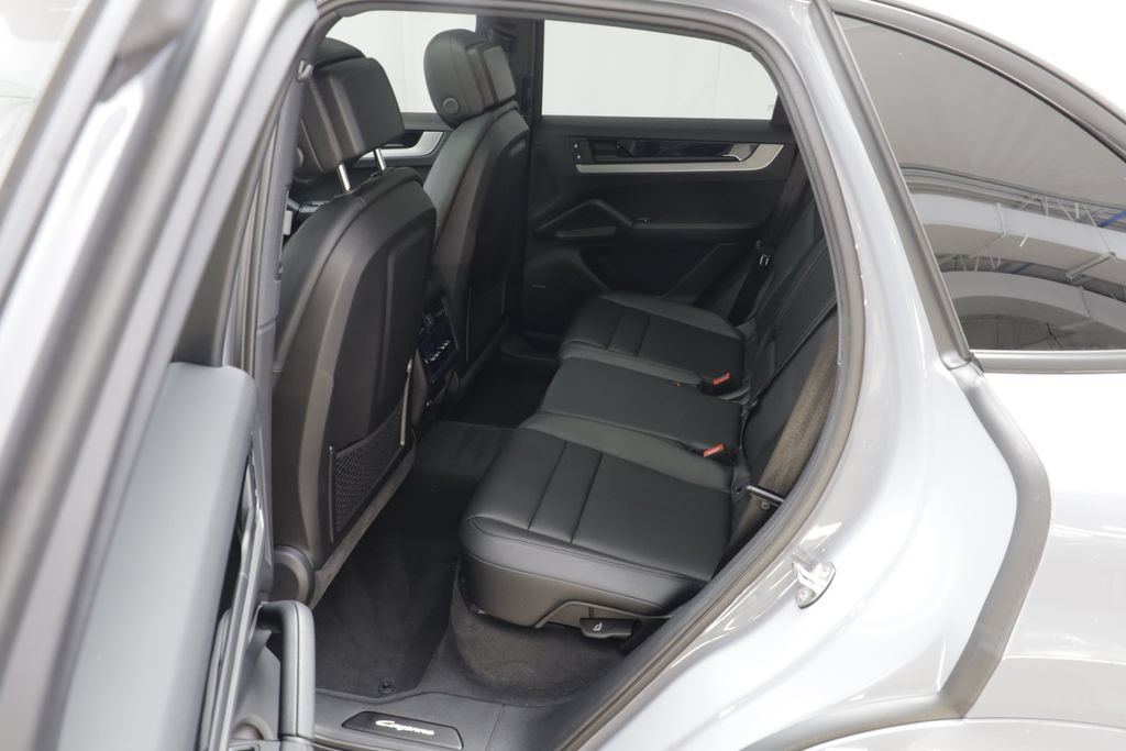 Used 2025 Porsche Cayenne AWD/4WD image 16
