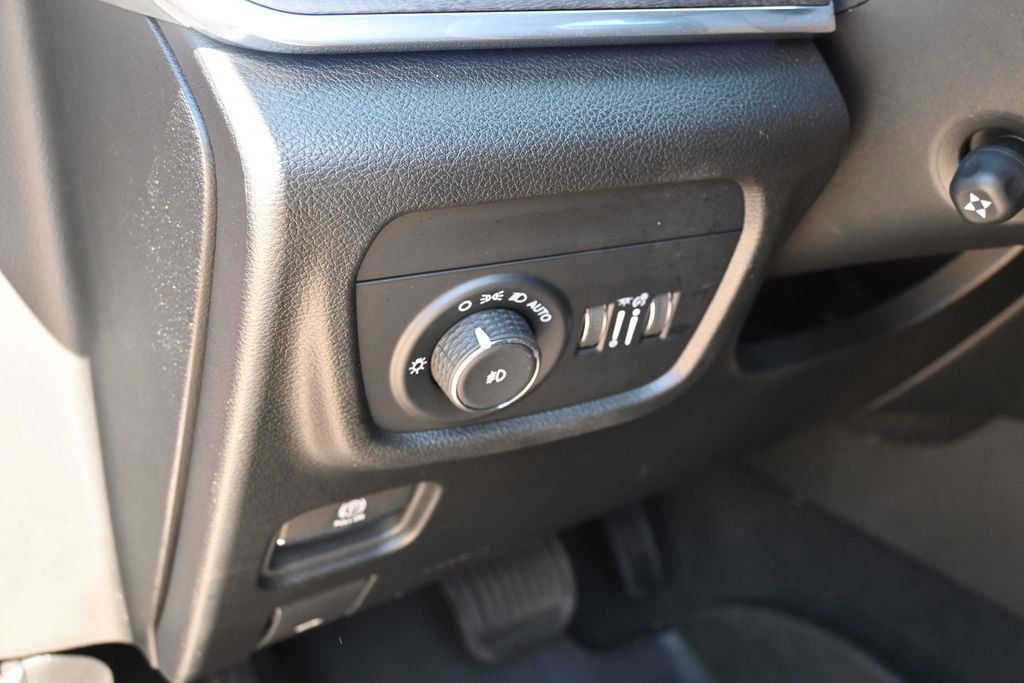 Used 2025 Jeep Grand Cherokee Overland w/ Luxury Tech Group IV AWD/4WD image 13