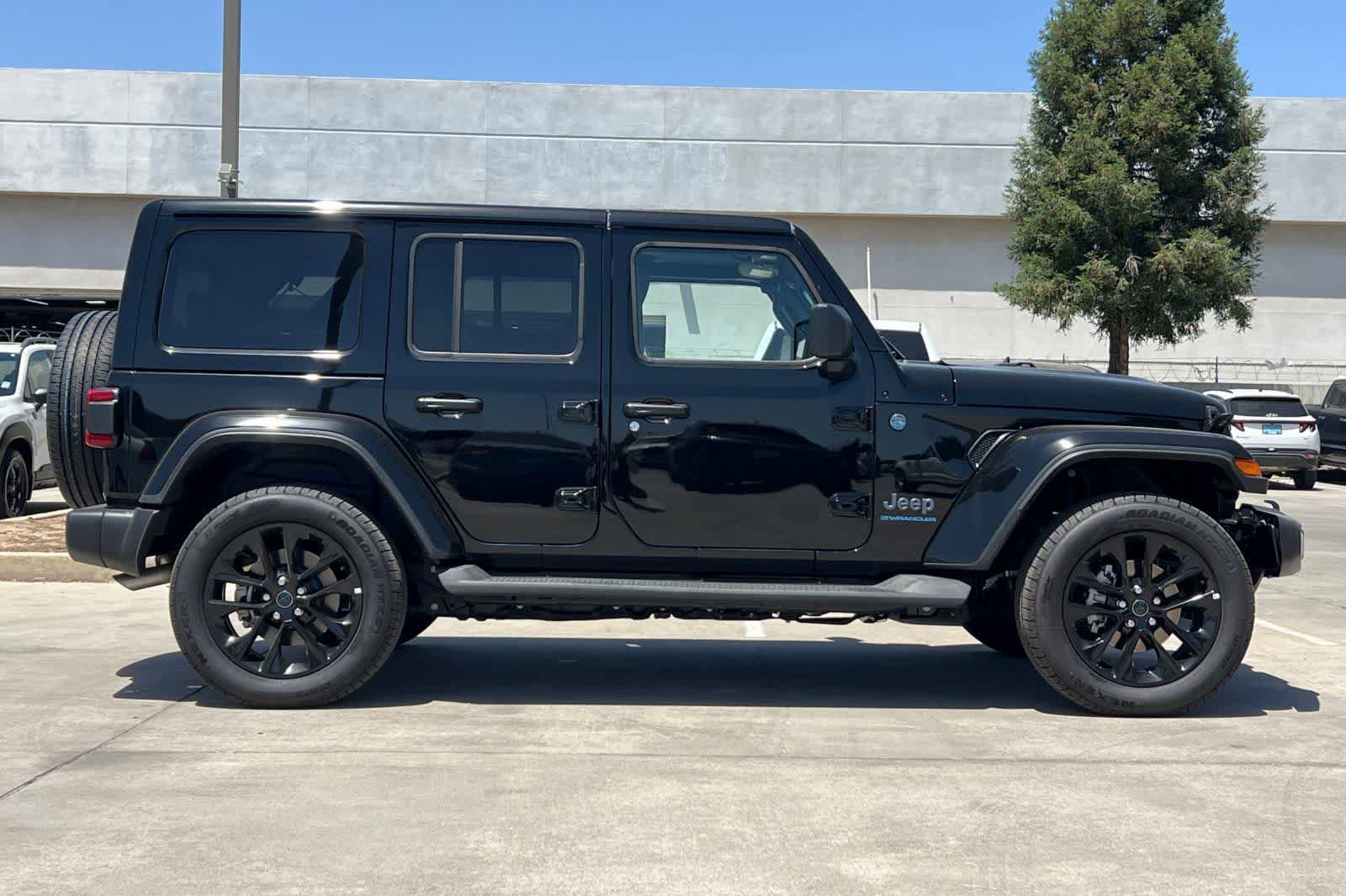 Used 2025 Jeep Wrangler Unlimited Sahara AWD/4WD image 9