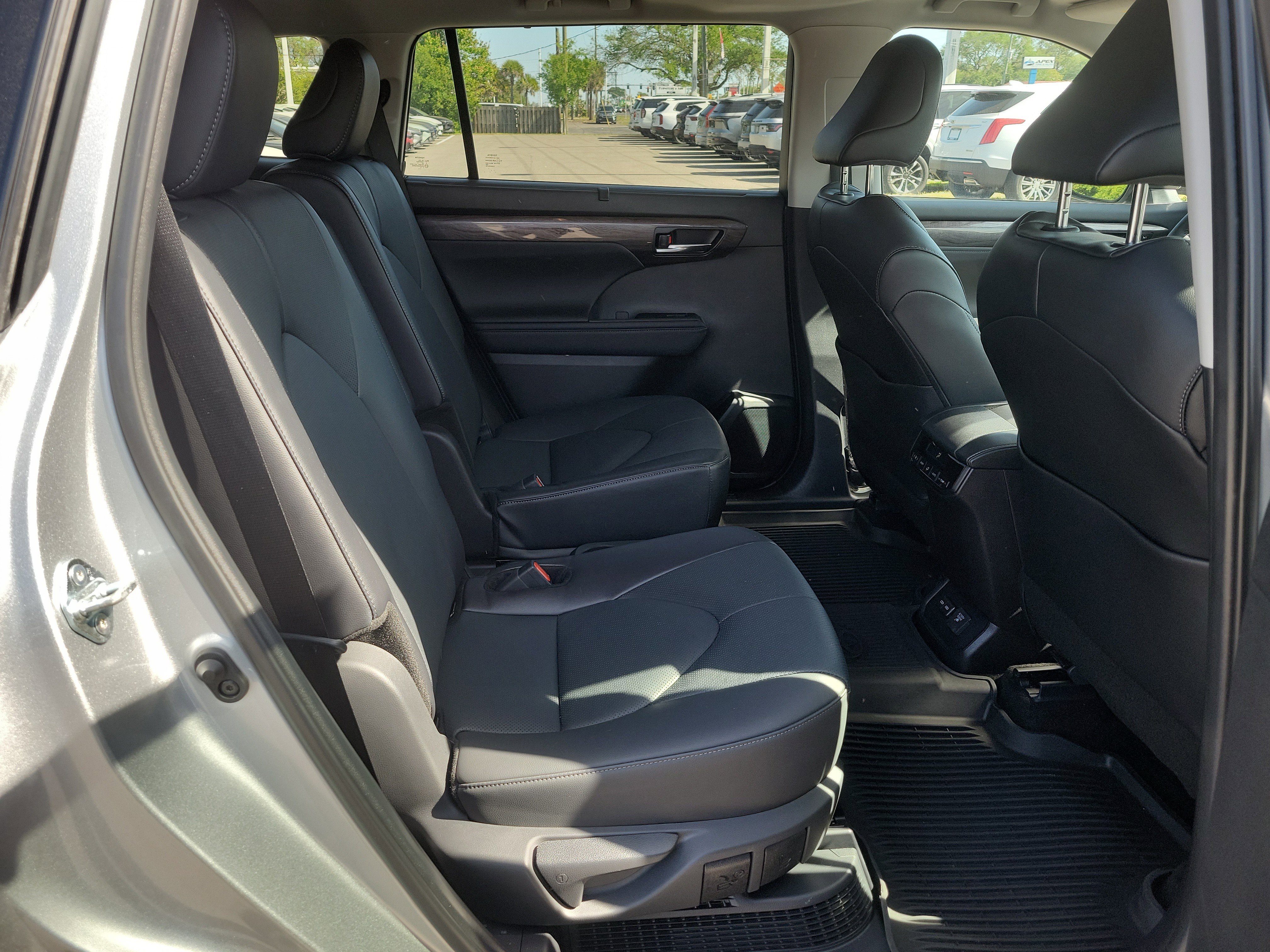 Used 2024 Toyota Highlander Limited image 12