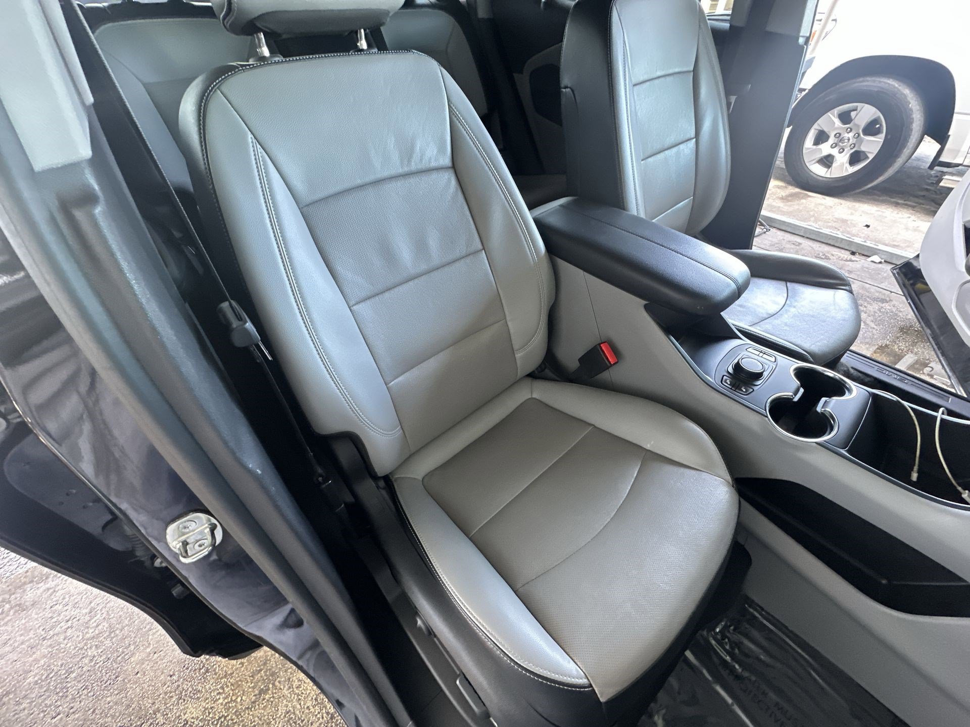 Used 2024 GMC Terrain SLT image 28