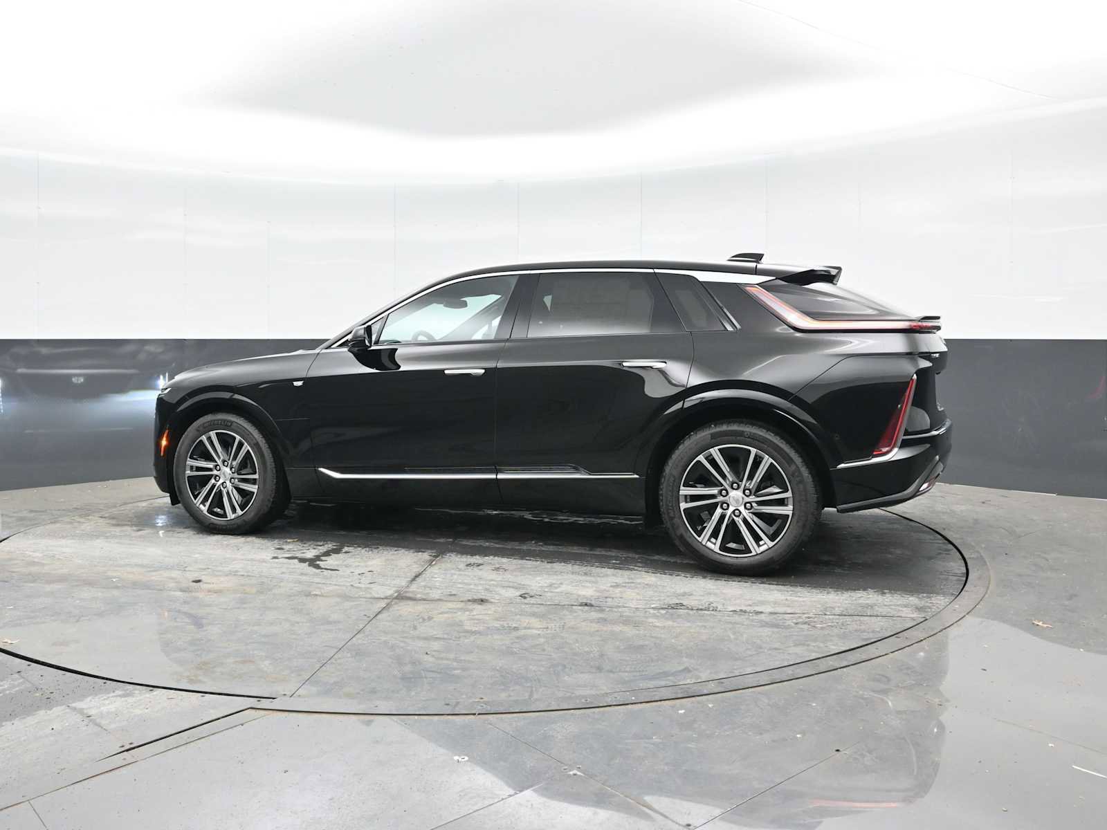 New 2025 Cadillac Lyriq Luxury image 2