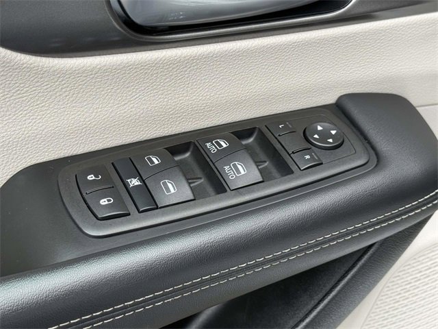 Used 2024 Chrysler Pacifica Touring-L image 9